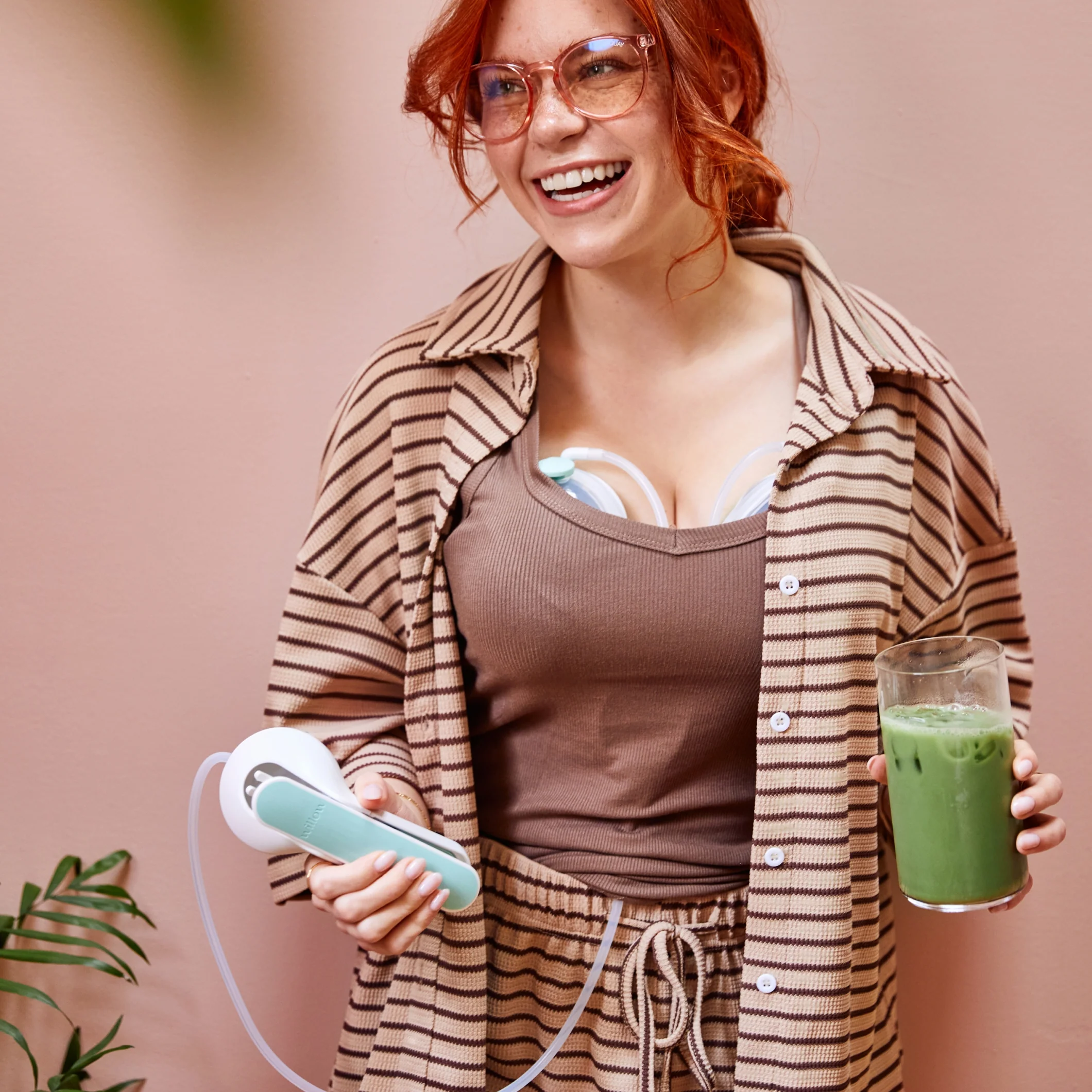 Wave 2-in-1 doppelte manuelle tragbare Milchpumpe mit Bechern